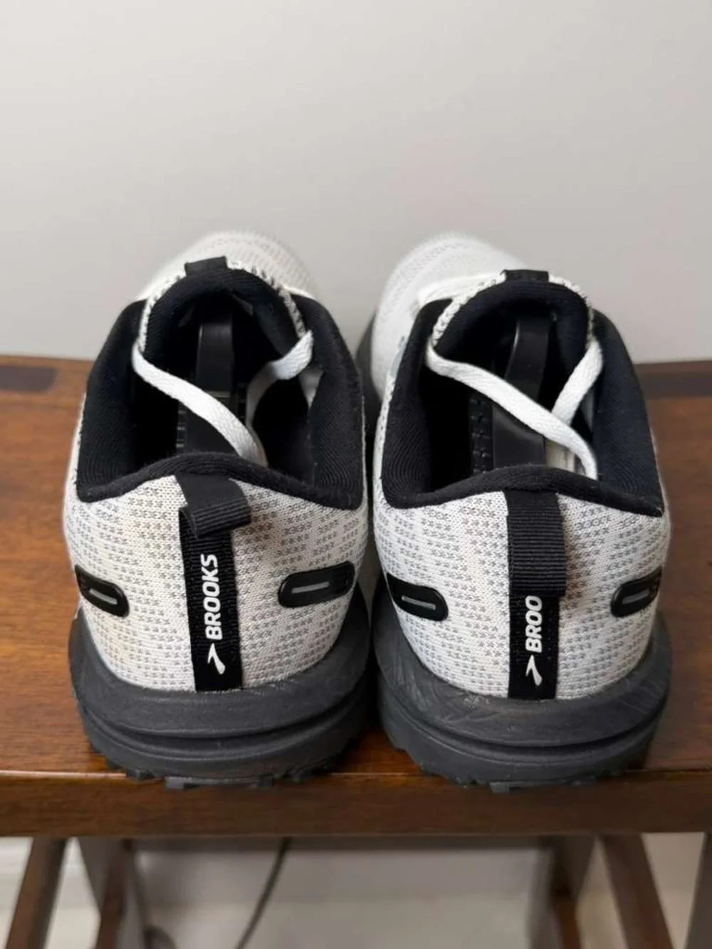 Brooks Revel 6 Women’s Size 8.5 White Black Running Shoes Excellent Condition